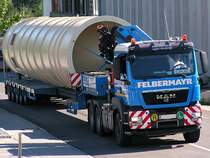 MAN TGS26.480 von Felbermayr transportiert einen langen Tank;100709