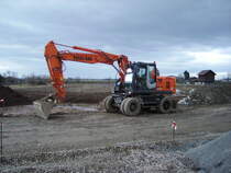 Ein Zaxis Bagger in Edingen OEG Bahnhof am 05.02.11