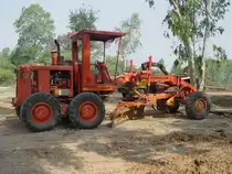 Dieser Grader CATERPILLAR 120G, mal nicht in derblichen Farbgebung gelb, sondern in rot, hat heute, am 08.02.2011 einen Ruhetag bei den Straenbauarbeiten bei Lamplaimat im Nordosten Thailands