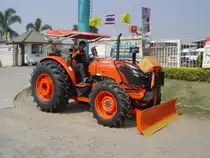 Traktor KUBOTA M9540 am 08.02.2011 in Buri Ram Im Nordosten Thailands