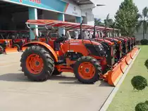 Eine ganze Reihe von KUBOTA Traktoren M6040SU am 08.02.2011 in Buri Ram im Nordosten Thailands