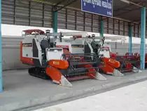 Eine Erntemaschine fr Reisernte: KUBOTA DC-68G am 08.02.2011 in Buri Ram im Nordosten Thailands