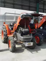 Geffnete Motorabdeckung eines kleinen Traktors KUBOTA L3408 am 08.02.2011