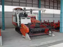 Hier noch einmal eine Erntemaschine fr die Reisernte KUBOTA DC-68G am 08.02.2011 in Buri Ram. Solche Maschinen werden seit einigen Jahren verstrkt eingesetzt