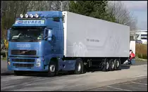 8.2.2011 : ein VOLVO  FH 12 nimmt sich eine kleine Auszeit im Sauerland  -
