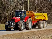 Ein Massey-Ferguson 7495 (200PS) mit Mammut Tandem-Muldenkipper vom Landw. Lohnunternehmen Gebr. Kamp aus Geilenkirchen am 08.02.2011 auf der Campusbaustelle der Rwth in Aachen. Damit der Traktor seine Kraft auch auf die Vorderrder bringt, hat er ein 800kg Gewicht an der Fronthydraulik hngen.