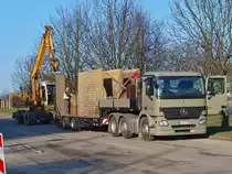 Hier wird am 08.02.2011 mit einem Bagger der Tieflader eines Actros 2555 am Seffenter Weg in Aachen abgeladen.