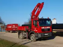 So eine Sch..... Jetzt hat der Fahrer des MAN TGM 13.250 der Firma Lube & Krings die Sttzen runter und den MKKG Kran schon hochgefahren um die 16m langen Fernwrmerohre von dem Anhnger abzuladen, da kommt ein Kollege und beordert das Fahrzeug zu einer anderen Baustelle. Also, Kran einklappen, Sttzen hoch und weg ist der schne MAN. Pech fr den Fotografen, ich hoffe euch gefllt das Bild trotzdem. Gesehen am 08.02.2011 in Aachen am Seffenter Weg an der Campusbaustelle der Rwth. 