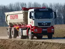 MAN TGS 18.480 der Aachener Firma Schlenter mit Kippersattelauflieger und angehobener Liftachse beim Auflieger am 08.02.2011 auf der Campusbaustelle der Rwth in Aachen. 