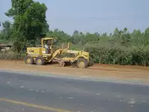 Dieser Grader von MITSUBISHI, Typ MG431 ist neben den vielen verschiedenen Caterpillar Gradern ein Einzelexemplar. Am 08.02.2011 beim Straenbau im Nordosten Thailands