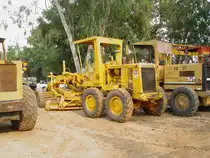 Fr heute genug gearbeitet: Grader CATERPILLAR 120G am 07.02.2011 im Nordosten Thailands