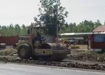 Ein CATERPILLAR CS-563 Walzenzug bei der Arbeit am 04.02.2011 bei der Stadt Buri Ram in Thailand