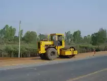 Ein Walzenzug von SINGTHAI am 08.02.2011 beim Straenbau im Nordosten Thailands