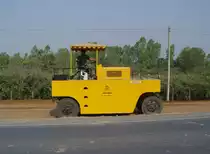 Eine Gummiradwalze von KAWASAKI am 08.02.2011 bei Straenbauarbeiten im Nordosten Thailands im Einsatz