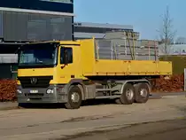 Actros 2544 mit beladenen Absetzkipper am 08.02.2011 in Aachen an der Stiewistrasse.