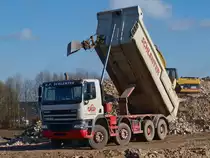 Ein Daf CF 85.410 der Aachener Firma Schlenter am 08.02.2011 auf der Campusbaustelle der Rwth in Aachen. Hier wird der Schutt der beim Abriss eines Gebudes in der Claenstrasse enstand mit einem Brecher zerkleinert und zu Fllmaterial recycelt. Der Cat 320DL Bagger wartet schon ungeduldig.