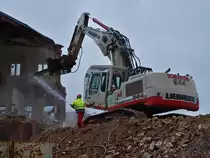 Ein Liebherr 944 der Aachener Firma Schlenter am 27.01.2011 beim Abriss eines Gebudes der Rwth in der Claenstrasse in Aachen.