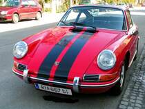 Porsche912 hat ein schattiges Park-Platzerl; 080329 
