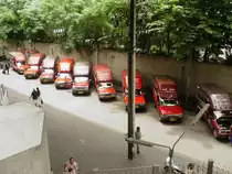 An der ehemaligen Endstation des Skytrain  Taksin Bridge  in Bangkok wartet eine ganze Reihe von roten Sammeltaxi auf den Einsatz. (07.07.2009) 