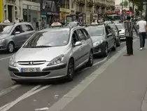 Ein Pariser Taxi, Peugeot, wartet am 13.07.2009 an der Place Clichy auf Kunden