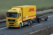 MAN EEV  DHL  mit Hnger auf der A61 bei Miel - 26.01.2011
