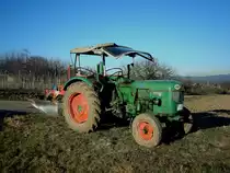 Deutz D40, luftgekhlter 3-Zyl.Diesel mit 36PS, mit angebautem 2-Schar-Pflug, Feb.2011