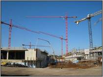 Diverse Baukrne sind hier auf einem ehemaligen Bahngelnde beim S-Bahn-Haltepunkt Bilk in Dsseldorf mit der Errichtung eines Einkaufs- und Stadtteilzentums (Projekt  Dsseldorf Arcaden ) beschftigt. Die Aufnahme stammt vom 06.10.2007.