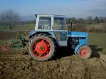 Eicher Traktor , Baujahr 1976, mit angebauter Drillmaschine zur Aussaat von Karotten, Rheinebene Feb.2011