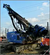 Eine Spezialmaschine wird am Bahnhof in Ptange bereigestellt, um auf einen Tieflader verladen zu werden. 08.02.2011