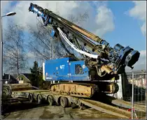 Die Spezialmaschine hat die Rampe des Tiefladers fast geschafft. Ptange 08.02.2011