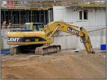 Auf der Grobaustelle beim S-Bahn-Haltepunkt Bilk in Dsseldorf (Neubau Einkaufs- und Stadtteilzentrum  Dsseldorf Arcaden )war auch dieser CAT Typ 320C beschftigt. Die Aufnahme stammt vom 04.11.2007.