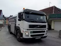 VOLVO FM-400 ist am Weg zu den Gehften um das weisse Naturprodukt abzuholen;101024