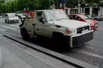 Ein TOYOTA Land cruiser, als Abschleppwagen aufgebaut, am 13.07.2009 auf den Champs-Elyses auf der Suche nach Parksndern