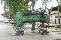 Whrend in den Horse Heaven Hills ein uralter Dampftraktor vor sich hin rostet (siehe Bild von Pat_42), wartet bei der TRANSVAP in Beill in Frankreich das Fragment eines Dampftraktors auf seinen neuerlichen Aufbau. (21.07.2009)