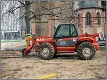 Dieser Teleskoplader war bei der Kirche St. Peter in Dsseldorf im Einsatz, als dort nach einem Dachstuhlbrand ein gigantisches Gerst aufgebaut wurde, das whrend der Sanierungsarbeiten ein Notdach tragen soll. Die Aufnahme stammt vom 17.11.2007.