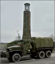Dieser GMC  Jimmy  2,5to 6x6 war auch ein Teilnehmer an der 22. Winter Rally belgischer Militrfahrzeuge, aufgenommen whrend einem Halt in Wiltz am 05.02.2011.
Im Hintergrund steht das Nationale Streikdenkmal welches an die Opfer des Generalstreiks vom 31. August 1942 erinnert. 