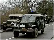 Auf der Suche nach einem freien Platz fhrt dieser Dodge WC57 - 0,75to - 4x4, an den abgestellten Fahrzeugen vorbei. Wiltz 05.02.2011