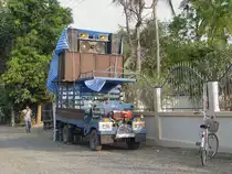 Dieser Eigenbau-LkW, ausgerstet mit einem kleinen KUBOTA Motor wurde hoch mit Lautsprechern beladen, zur Beschallung bei einer Party am 08.02.2011 in einem Dorf im Nordosten Thailands
