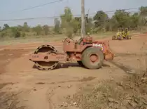 Dieser SAKAI SV500 Walzenzug, mal nicht in der sonst blichen gelben Farbe, beim Straenbau in der Nhe von Nong Khai im Nordosten Thailands, am 10.02.2011