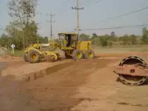 Der CATERPILLAR 140G Grader bei der Arbeit im Straenbau bei Nong Khai im Nordosten Thailands am 10.02.2011