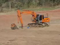 Dieser Bagger HITACHI Zaxis 200 hat seinen Lffel abgelegt. Am 10.02.2011 bei Nong Khai im Nordosten Thailands