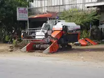 Diese KUBOTA DC-60 Erntemaschine wird bei der Reisernte eingesetzt. 10.02.2011 bei Nong Khai im Nordosten Thailands
