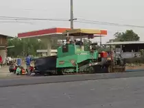 Dieser Asphaltfertiger Super 1600 von Fa. Vgele der Wirtgen Group beim Straenbau in der Nhe von Satuk im Nordosten Thailands am 11.02.2011