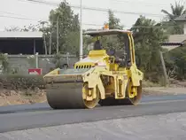 Eine Vibrationswalze SAKAI SW652 beim Straenbau in der Nhe von Satuk im Nordosten Thailands am 11.02.2011