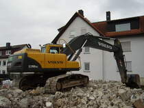 Ein Volvo Rauppenbagger in Bad Vilbel bei Abrissarbeiten am 11.02.11