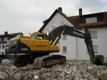 Ein Volvo Rauppenbagger in Bad Vilbel bei Abrissarbeiten am 11.02.11