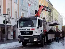 MAN_TGS33.400 transportiert mit dem aufgebautem Palfinger-Kran die Punschbuden vom Weihnachtsmarkt in Ried ab;101227