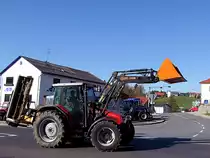 MF-4355 mit Front-,und Heckarbeitsgerten am Weg Richtung Mittagspause;101030