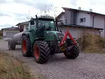 FENDT-Farmer309C wird mit dem Gllefass, (sicher zur Freude der Anrainer) die duftende Flssigkeit in der angrenzenden Wiese ausbringen;101108