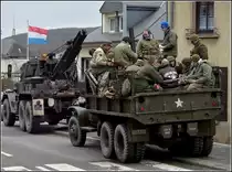 Diese Gruppe hat es sich auf dem Kipper eines Teilnehmerfahrzeugs der 22.Winter Rally gemtlich gemacht und lsst es sich whrend dem kurzen Aufenthalt in Wiltz bei guter Stimmung schmecken.  05.02.2010